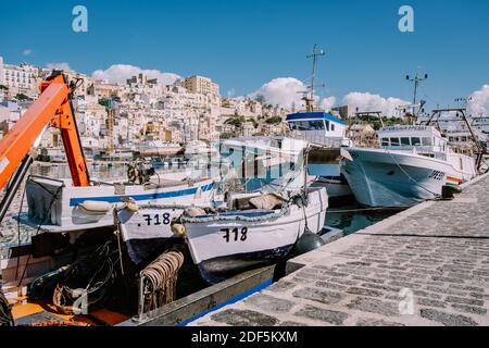 Sciacca Sizilien Oktober 2020, Fischerboote und Menschen reparieren Netze in der bunten Stadt Sciacca mit Blick auf ihren Hafen. Provinz Agrigento, Sizilien. Hochwertige Fotos Stockfoto