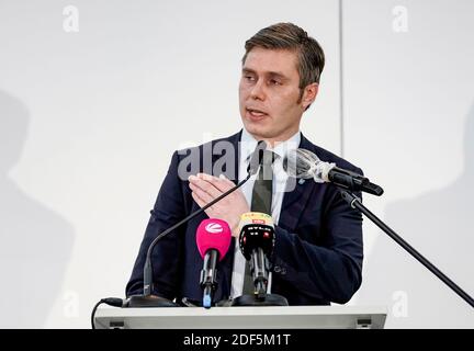 03. Dezember 2020, Schleswig-Holstein, Husum: Florian Lorenzen, Landrat des Landkreises Nordfriesland, spricht bei der Vorstellung der Impflinie in einem zukünftigen Corona-Impfzentrum in den Messehallen der Husum Messe. Ein Testlauf soll prüfen, ob der Arbeitsablauf von der Ankunft der zu geimpften Personen bis zur Abreise wie geplant funktioniert oder ob noch ein Änderungsbedarf besteht. Foto: Axel Heimken/dpa Stockfoto