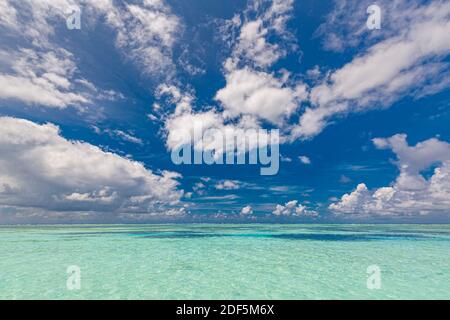 Wunderschönes Meer und blauer Himmel. Tropisches, wunderschönes Seenpanorama. Meer Natur Muster, ruhige Seestruine, natürliche Aussicht, Horizont Stockfoto