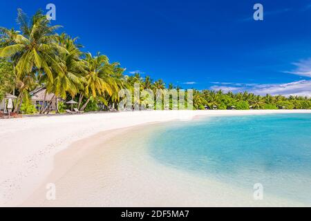 Wunderschöner Strand und tropisches Meer. Wunderschöne Strandnatur, maledivische Landschaft, perfekte Aussicht auf exotische Landschaft, weißen Sand und blauen Himmel. Luxusresort Stockfoto