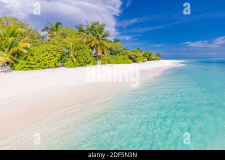 Wunderschöner Strand und tropisches Meer. Wunderschöne Strandnatur, maledivische Landschaft, perfekte Aussicht auf exotische Landschaft, weißen Sand und blauen Himmel. Luxusresort Stockfoto