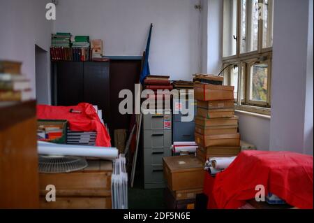 Eine Nahaufnahme eines Raumes mit Aufbewahrungsboxen Dokumente und Alte Bücher Stockfoto