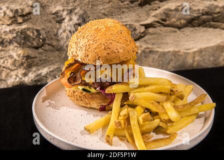 Arinsal, Andorra: 2020. Dezember 2: Kalifornischer Burger mit Pommes frites serviert. Stockfoto