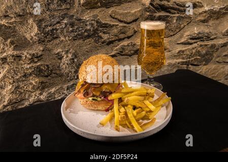 Arinsal, Andorra: 2020. Dezember 2: Kalifornischer Burger mit Pommes frites serviert. Stockfoto