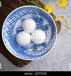 Draufsicht auf die großen tangyuan Yuanxiao (klejeous Reis Knödel Bälle) für das Mondfest Neujahr Essen, Worte auf der goldenen Münze bedeutet, die Dynastie nennen es Stockfoto