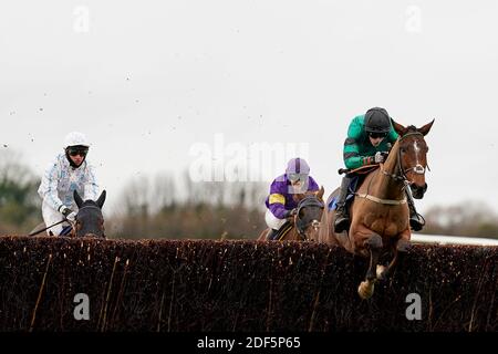 Charlie Case Riding Kilbrew Boy (grün) Löschen Sie den letzten, um die Visit racingtv.com Amateur Jockeys' Handicap Chase auf Wincanton Racecourse zu gewinnen. Stockfoto