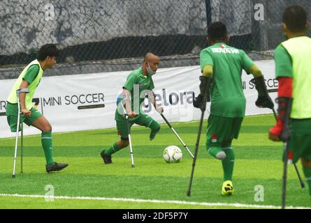 Jakarta, Indonesien. Dezember 2020. Spieler von Indonesia Amputee Football (INAF) nehmen an einer Wohltätigkeitsveranstaltung für behinderte Sportler Teil, um dem Internationalen Tag der Menschen mit Behinderungen in Jakarta, Indonesien, 3. Dezember 2020 zu gedenken. Kredit: Zulkarnain/Xinhua/Alamy Live Nachrichten Stockfoto