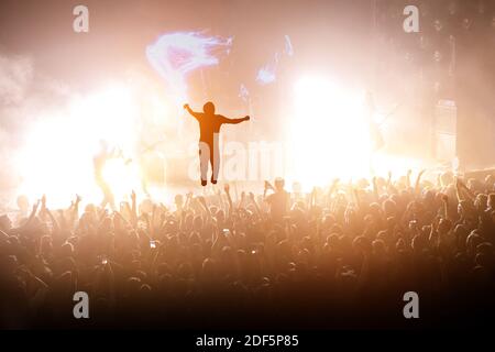 Künstler auf der Bühne. Volle Halle, um die Musikshow zu sehen. Stockfoto