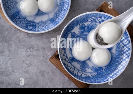 Draufsicht auf die großen tangyuan Yuanxiao (klejeous Reis Knödel Bälle) für das Mondfest Neujahr Essen, Worte auf der goldenen Münze bedeutet, die Dynastie nennen es Stockfoto