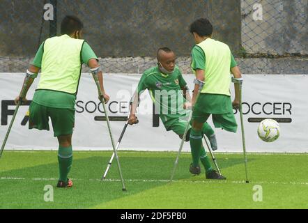 Jakarta, Indonesien. Dezember 2020. Spieler von Indonesia Amputee Football (INAF) nehmen an einer Wohltätigkeitsveranstaltung für behinderte Sportler Teil, um dem Internationalen Tag der Menschen mit Behinderungen in Jakarta, Indonesien, 3. Dezember 2020 zu gedenken. Kredit: Zulkarnain/Xinhua/Alamy Live Nachrichten Stockfoto