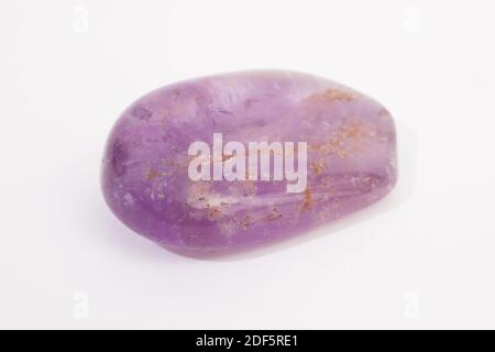 Ein violetter Amethyst-Edelstein vor weißem Studiohintergrund Stockfoto