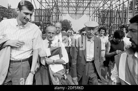 - Piero Fassino, Alessandro Natta (segretario del PCI, Partito Comunista Italiano) e Giancarlo Pajetta alla festa dell'Unià di Torino (1984)....- Piero Fassino, Alessandro Natta (Sekretär der PCI, Kommunistische Partei Italiens) und Giancarlo Pajetta zum Fest der Unità in Turin (1984) Stockfoto