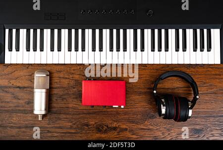 Klavier, Kopfhörer, Mikrofon und Soundkarte. Aufnahmestudio. Stockfoto