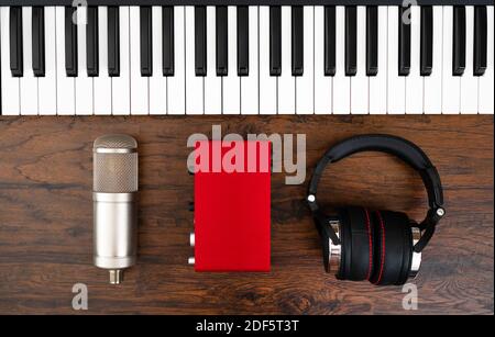 Klavier, Kopfhörer, Mikrofon und Soundkarte. Aufnahmestudio. Stockfoto