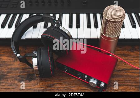 Klavier, Kopfhörer, Mikrofon und Soundkarte. Aufnahmestudio. Stockfoto