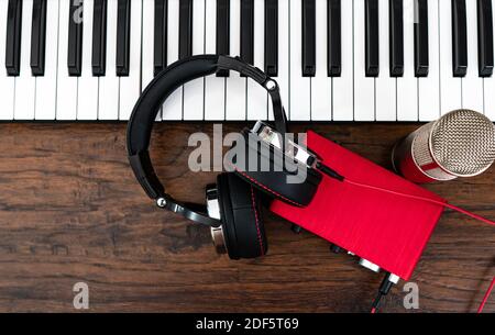 Klavier, Kopfhörer, Mikrofon und Soundkarte. Aufnahmestudio. Stockfoto