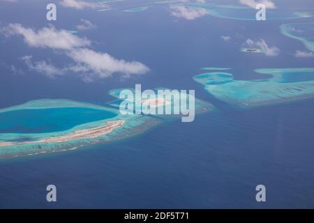 Luftaufnahme der Malediven Atolle ist die weltweit Top-Schönheit. Malediven Tourismus. Luftlandschaft auf tropischen Inseln, Korallenriff. Tolle Aussicht aus der Vogelperspektive Stockfoto