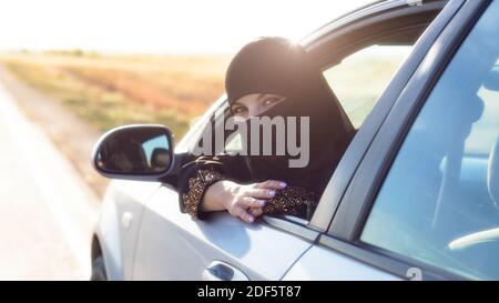 Autofahrerin schaut zurück und schaut zurück. Stockfoto