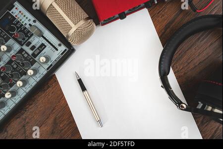 Kopfhörer, Mischpult, Mikrofon und Soundkarte. Songwriting-Konzept. Stockfoto