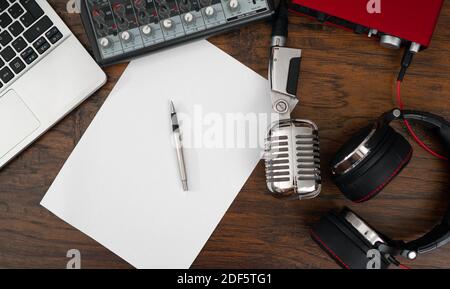 Kopfhörer, Mischpult, Mikrofon und Soundkarte. Songwriting-Konzept. Stockfoto