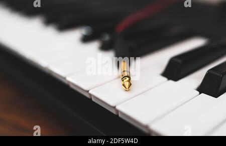 Kopfhöreranschluss an der Musiktastatur. Stockfoto