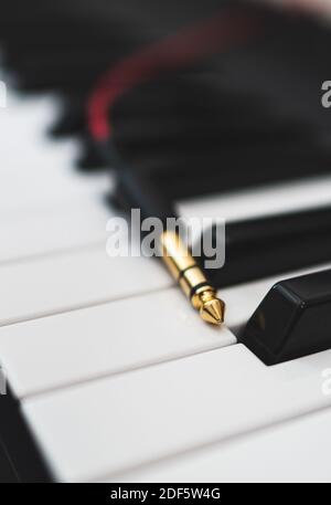 Kopfhöreranschluss an der Musiktastatur. Stockfoto