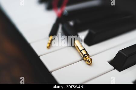 Zwei Kopfhörerbuchsen an der Musiktastatur. Stockfoto