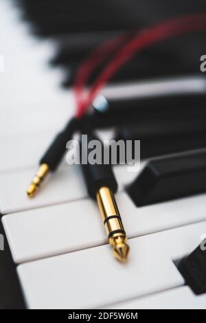 Zwei Kopfhörerbuchsen an der Musiktastatur. Stockfoto