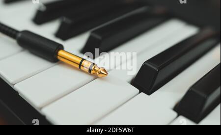 Kopfhöreranschluss an der Musiktastatur. Stockfoto