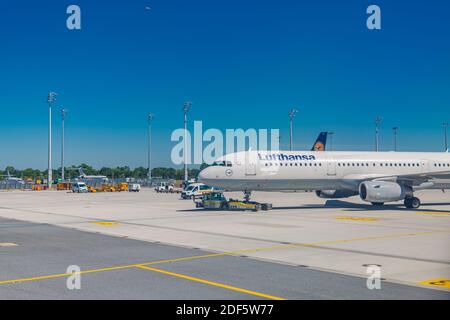 Frankfurt Deutschland 23.02.19. Lufthansa Airbus-Düsenflugzeug mit zwei Triebwerken steht am Flughafen und wartet auf den Flug Stockfoto