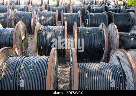 14.06.2017, Berlin, Deutschland, Europa - Schwarzerdkabel für die Stromversorgung werden auf Holzkabeltrommeln gewickelt. Stockfoto