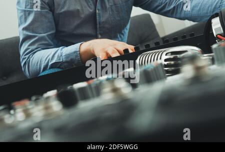Mann spielt Klavier im Studio, nimmt neues Lied auf. Stockfoto
