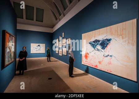 London, Großbritannien. Dezember 2020. Verschlungen von Ihnen, 2014, von Emin und andere Werke von beiden - Werke des britischen Künstlers Tracey Emin RA und des norwegischen Expressionisten Edvard Munch an der Royal Academy. Die RA öffnet ihre Londoner Räume nach dem Ende der zweiten Coronavirus-Lockdown wieder. Kredit: Guy Bell/Alamy Live Nachrichten Stockfoto