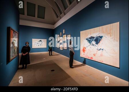 London, Großbritannien. Dezember 2020. Verschlungen von Ihnen, 2014, von Emin und andere Werke von beiden - Werke des britischen Künstlers Tracey Emin RA und des norwegischen Expressionisten Edvard Munch an der Royal Academy. Die RA öffnet ihre Londoner Räume nach dem Ende der zweiten Coronavirus-Lockdown wieder. Kredit: Guy Bell/Alamy Live Nachrichten Stockfoto