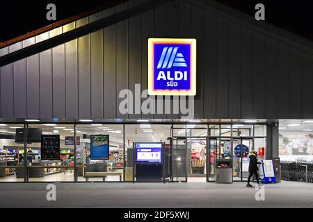 Aschheim, Deutschland. Dezember 2020. ALDI Sued Filiale, am Nachtisch, beleuchtet, Lebenswitttel Discounter, Zeichen, Logo, Firmenemblem, Nutzung weltweit Credit: dpa/Alamy Live News Stockfoto