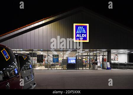 Aschheim, Deutschland. Dezember 2020. ALDI Sued Filiale, am Nachtisch, beleuchtet, Lebenswitttel Discounter, Zeichen, Logo, Firmenemblem, Nutzung weltweit Credit: dpa/Alamy Live News Stockfoto