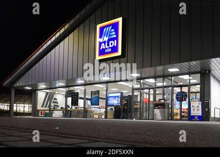 Aschheim, Deutschland. Dezember 2020. ALDI Sued Filiale, am Nachtisch, beleuchtet, Lebenswitttel Discounter, Zeichen, Logo, Firmenemblem, Nutzung weltweit Credit: dpa/Alamy Live News Stockfoto