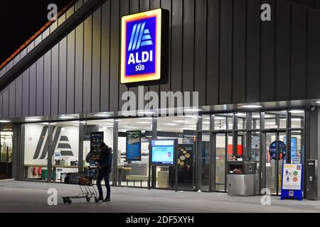 Aschheim, Deutschland. Dezember 2020. ALDI Sued Filiale, am Nachtisch, beleuchtet, Lebenswitttel Discounter, Zeichen, Logo, Firmenemblem, Nutzung weltweit Credit: dpa/Alamy Live News Stockfoto