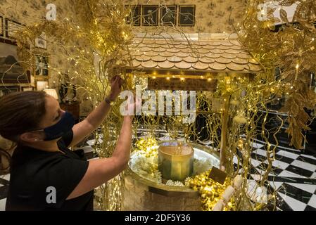 London, Großbritannien. Dezember 2020. Der Wunschbrunnen beim Start der „Feierlichen Wünsche aus dem Savoyen“, die neue Weihnachtsdekoration und der neue „Wunschbrunnen“ im Savoy Hotel, das nach der Sperrung während der laufenden Coronavirus-Pandemie wieder eröffnet wird. Im Rahmen einer Charity-Initiative zugunsten der Hospitality Action, die in Not gerehene Hospitality-Mitarbeiter unterstützt, und der Connection at St. Martin in the Fields, die der Obdachlosen-Gemeinschaft in und um den Strand hilft, können die Besucher Wünsche in ein neues goldenes „Wunschbrunnen“ fallen lassen. Kredit: Stephen Chung / Alamy Live Nachrichten Stockfoto