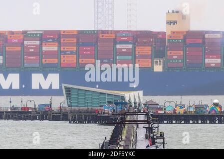 Southend Pier, Southend on Sea, Essex, Großbritannien. Dezember 2020. Die HMM Rotterdam ist ein Containerschiff der Algeciras-Klasse, eine Gruppe von zwölf Frachtschiffen, die mit fast 24,000 Containern die größte Anzahl von Containern von jedem Schiff der Welt transportieren können. Die 400m lange, 232 Tonnen schwere HMM Rotterdam wurde im Juni 2020 in Betrieb genommen und wird regelmäßig zwischen Asien und Europa reisen. Es verließ DP World London Gateway Port in der Themse bei Stanford le Hope, Essex in Richtung Nordsee und wird über Southend Pier emporragend gesehen Stockfoto