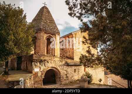 Mzcheta, Georgien. Kirche Des Heiligen Johannes Des Täufers Im Shio-Mgvime Kloster. Mittelalterlicher klösterlicher ShioMgvime Komplex im Kalkstein Canyon Stockfoto