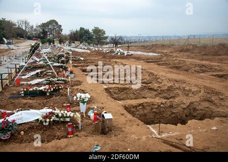 Thessaloniki, Griechenland - 3. Dezember 2020: Zehn neue Gräber von Covid-19 Opfern auf einem Friedhof in Evosmos, Thessaloniki Stockfoto