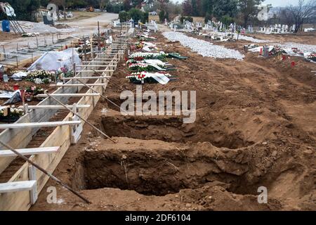 Thessaloniki, Griechenland - 3. Dezember 2020: Zehn neue Gräber von Covid-19 Opfern auf einem Friedhof in Evosmos, Thessaloniki Stockfoto