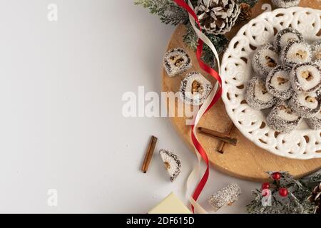 Weihnachten festliche Süßigkeiten mit Jahreszeiten Dekorationen auf weißem Hintergrund Stockfoto