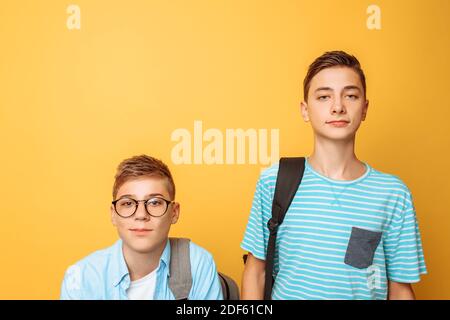 Zwei Teenager-Freunde, ein Kerl erniedrigt den anderen, beliebt erniedrigt die unbeliebten Stockfoto