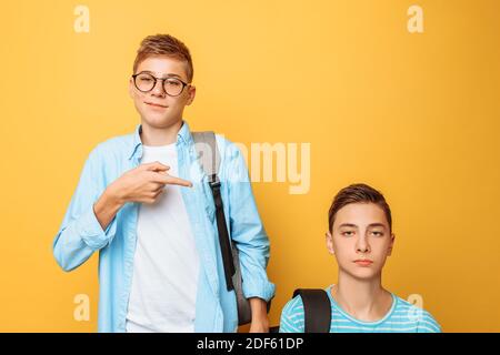 Zwei Teenager-Freunde, ein Kerl erniedrigt den anderen, beliebt erniedrigt die unbeliebten Stockfoto