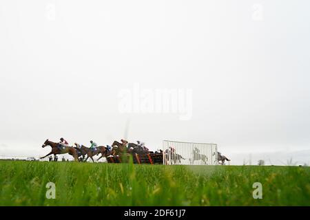 Eine allgemeine Ansicht, wie Läufer einen Flug von Hürden während der Racing TV Gewinne wieder auf Racing 'National Hunt' Novizen' Handicap Hürde auf Wincanton Rennbahn. Stockfoto