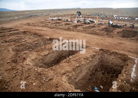 Thessaloniki, Griechenland - 3. Dezember 2020: Zehn neue Gräber von Covid-19 Opfern auf einem Friedhof in Evosmos, Thessaloniki Stockfoto