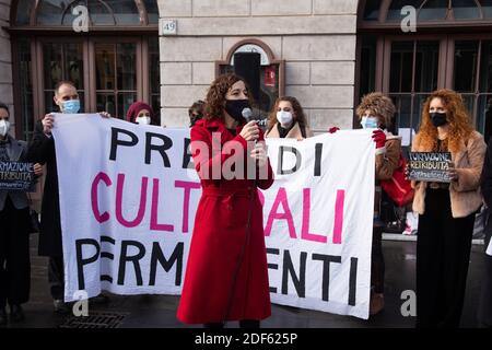 Rom, Italien. Dezember 2020. Präsentation vor der Presse vor dem Teatro Argentina in Rom des Permanent Paid Training Project, das von Schauspielern, Schauspielerinnen und Arbeitern aus der italienischen Unterhaltungswelt, die Teil der Permanent Cultural Presidia sind, konzipiert wurde. (Foto von Matteo Nardone/Pacific Press) Quelle: Pacific Press Media Production Corp./Alamy Live News Stockfoto