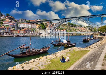 Traditionelle portugiesische Holzfrachtboote, die Portwein, den Fluss Rio Douro, Vila Nova de Gaia, die Brücke Ponte Dom Luis I, Porto, Portugal transportieren